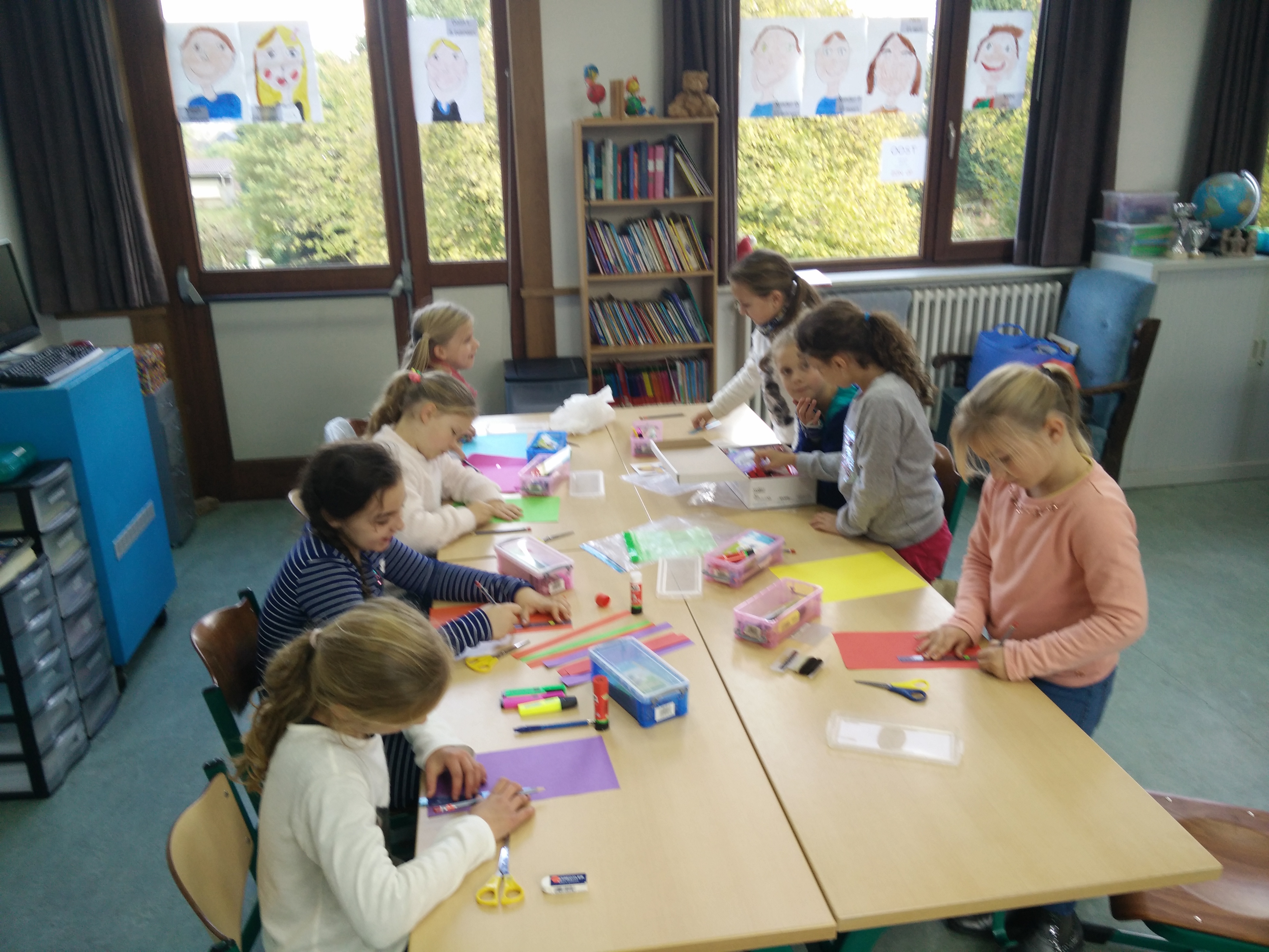 Doosjes vullen en versieren (schoenmaatjes) voor kinderen in verre landen. (3A)